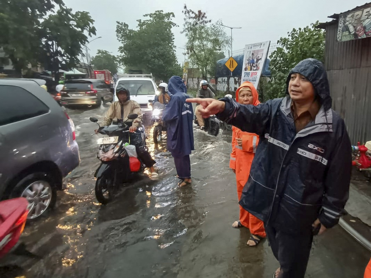 Wali Kota Eri Cahyadi saat meninjau banjir Surabaya (foto-foto: Humas Pemkot Surabaya for jatimnow.com)