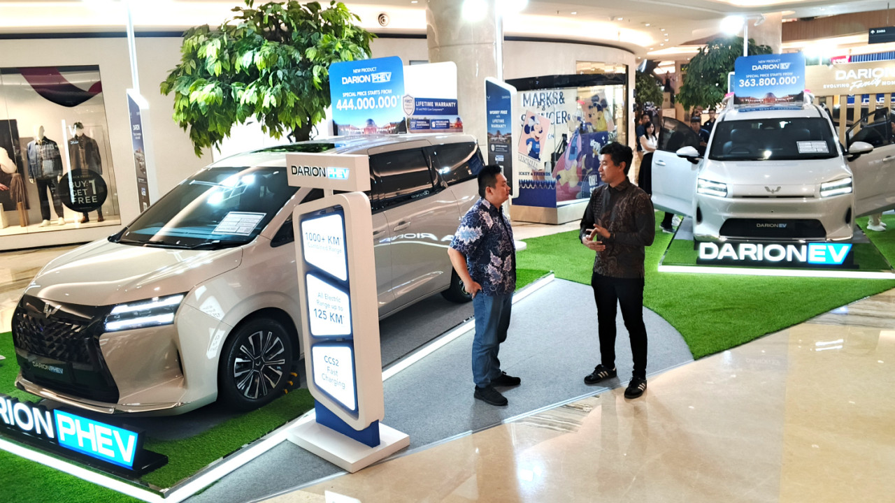 Wuling Darion resmi hadir di Surabaya sebagai MPV pertama di Indonesia yang menawarkan teknologi elektrifikasi EV dan PHEV. (Foto: Ali Masduki/jatimnow.com)
