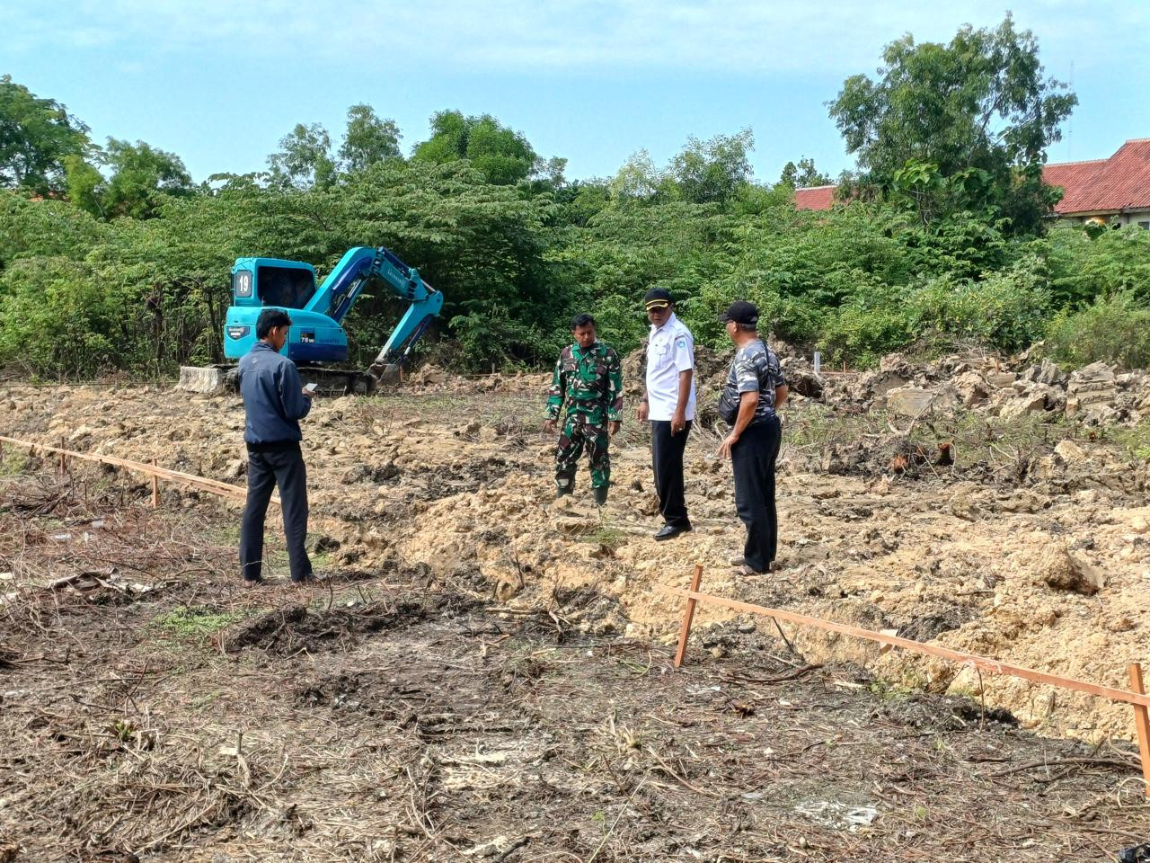 Proses pembangunan gudang KDMP di Kelurahan Banjarmendalan, Lamongan. (Foto: Adyad Ammy Iffansah/jatimnow.com)