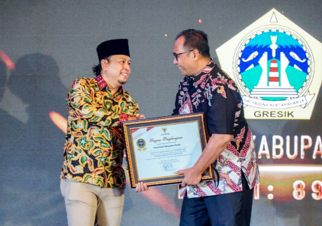 Pemkab Gresik Raih Penghargaan “Menuju Informatif” pada KI Award 2025