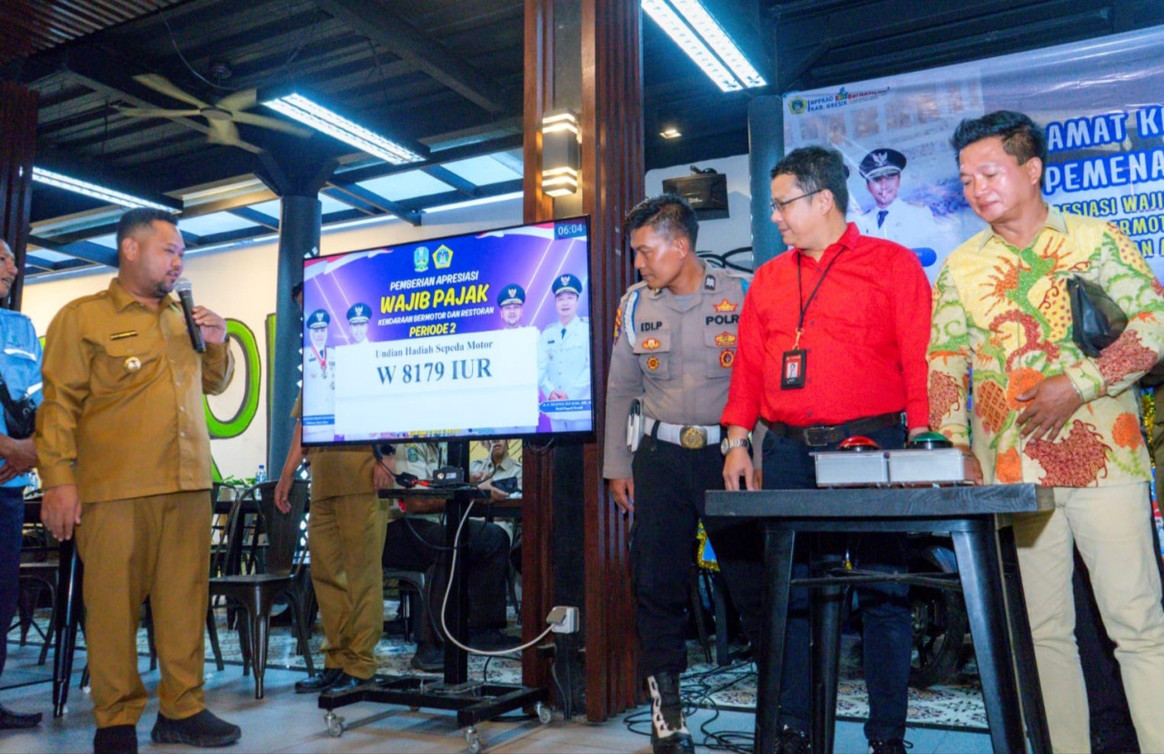 Bupati Gresik, Fandi Akhmad Yani di acara apresiasi bagi wajib pajak kendaraan bermotor, BBNKB, serta PBJT makanan dan minuman. (Foto: Diskominfo Gresik)