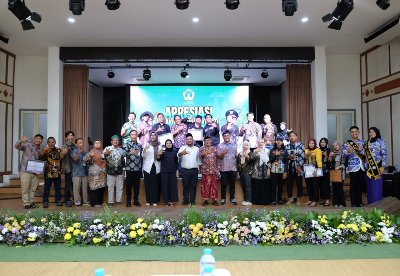 Foto: Bupati Gresik Fandi Akhmad Yani foto bersama 26 pelaku ekonomi kreatif yang mendapat penghargaan di Gedung Nasional Indonesia (GNI) Gresik. (Diskominfo Gresik/jatimnow.com))