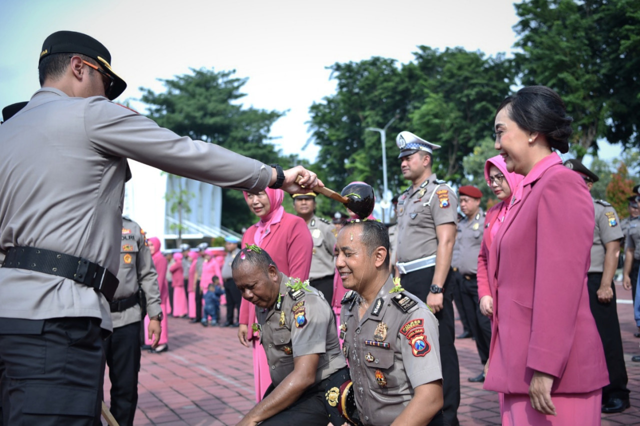 Kapolres Gresik AKBP Rovan Richard Mahenu dalam kegiatan Upacara Laporan Kenaikan Pangkat personel Polri dan (PNS) di Halaman Mapolres Gresik. (Foto: Humas Polres Gresik)