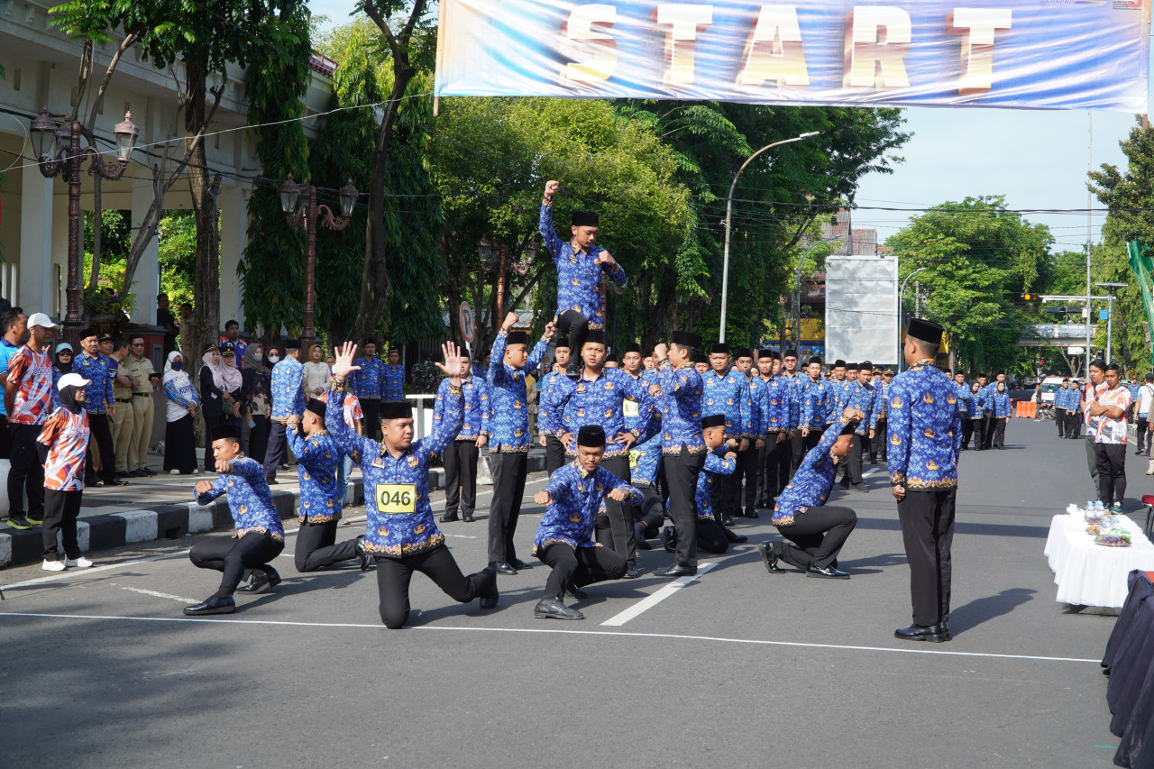 Lomba gerak jalan peringatan HUT ke 54 Korpri di Kabupaten Lamongan. (Foto: Humas Pemkab Lamongan for jatimnow.com)