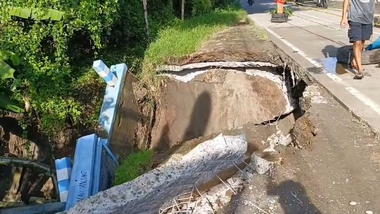 Kondisi jalan Sukorame-Slaji di Lamongan longsor. (Foto: Humas Polres Lamongan for jatimnow.com)