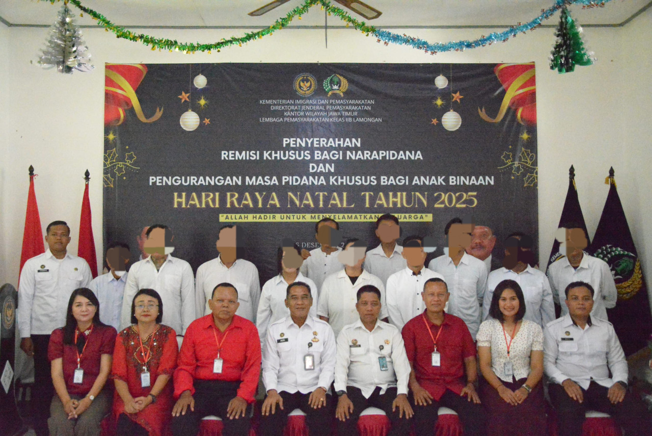 Warga binaan Lapas Kelas IIB Lamongan usai menerima SK Remisi. (Foto: Humas Lapas Lamongan for jatimnow.com)