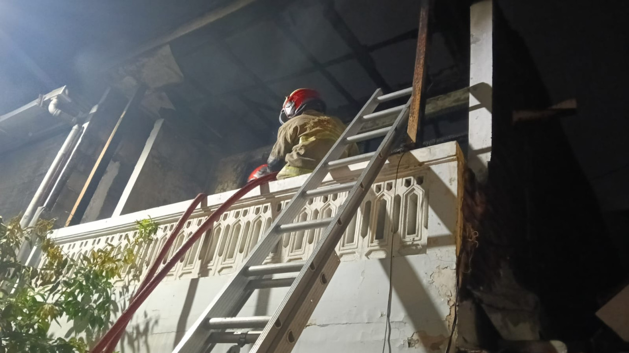 Foto: Petugas saat berusaha memadamkan kobaran api. (DKPP/jatimnow.com)