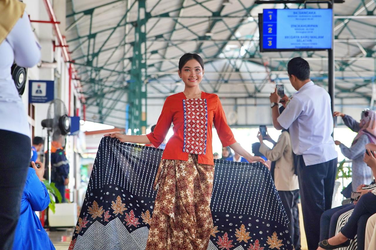 KAI Daop 7 Madiun Gelar Fashion Batik dan Bazar di Stasiun Madiun