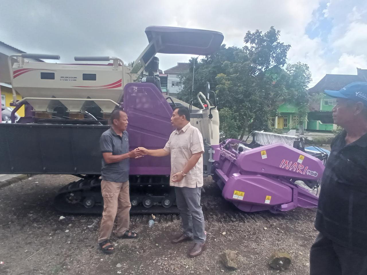 Anggota DPRD Jatim, Satib menyerahkan bantuan combine (Foto: Sugianto/jatimnow.com)