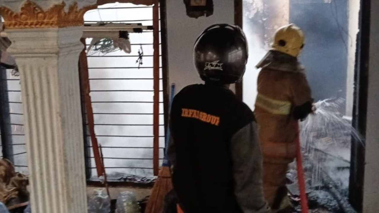 Upaya penanganan kebakaran oleh Damkar Kediri. (Foto: Damkar Kediri/jatimnow.com)