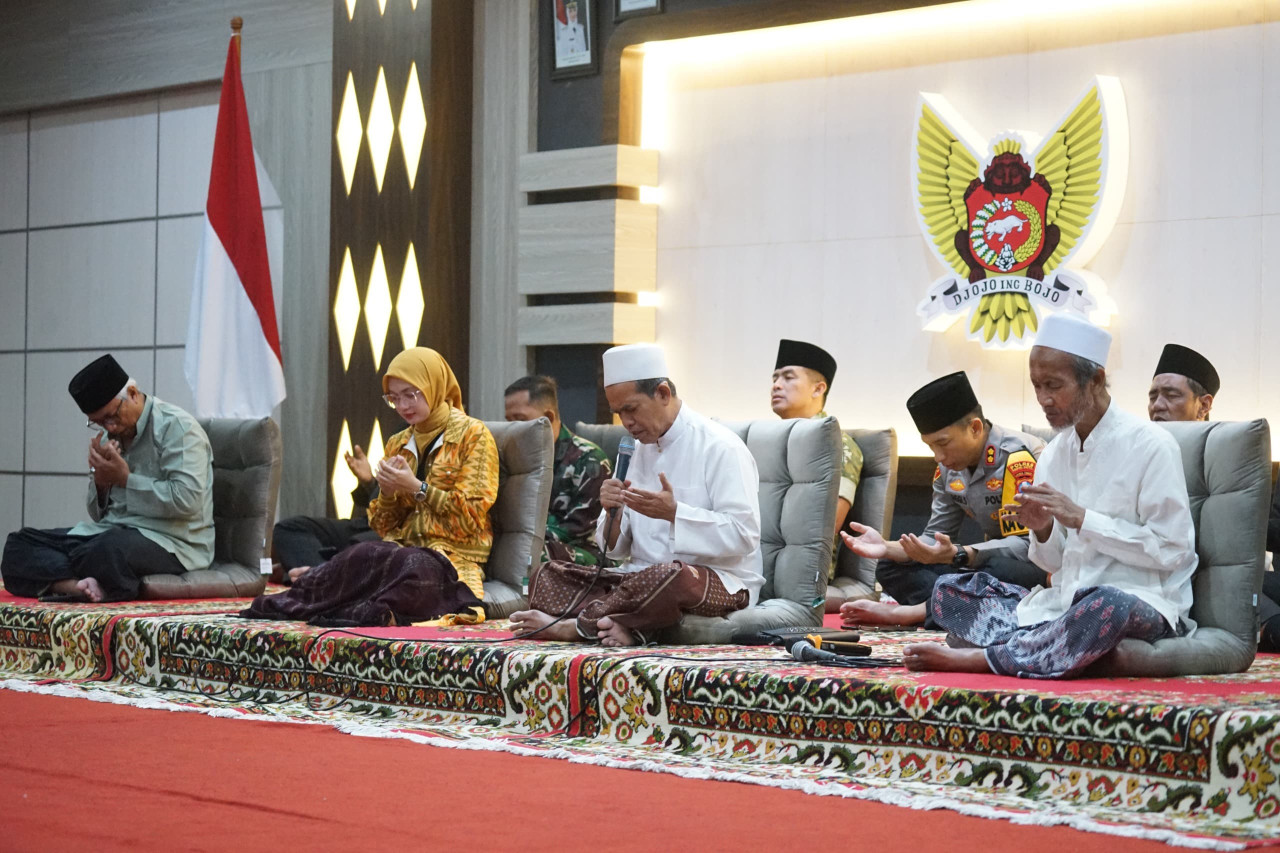 Mbak Vinanda dan Gus Qowim saat ikuti doa bersama Akhir Tahun 2025. (Foto: Pemkot Kediri/jatimnow.com)