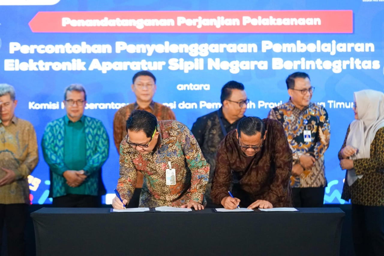 (Penandatanganan Perjanjian Kerja Sama (PKS) Piloting Program E-learning Integritas bagi ASN Indonesia oleh Sekretaris Daerah Provinsi Jawa Timur, Adhy Karyono. (Foto: Pemprov Jatim/jatimnow.com)