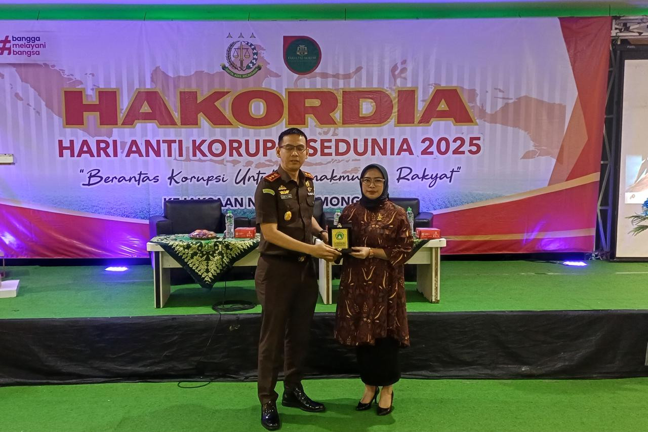Kejari Lamongan, Winro Tumpal dan Dekan Fakultas Hukum Ayu Dian Ningtias saat peringatan Hakordia 2025 di Unisla. (Foto: Adyad Ammy Iffansah/jatimnow.com)