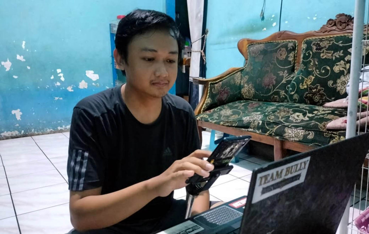 Deni mencetak penjualan perdana (pecah telur) di TikTok Shop, Minggu (14/12/2025). (Foto: RLD/jatimnow.com)