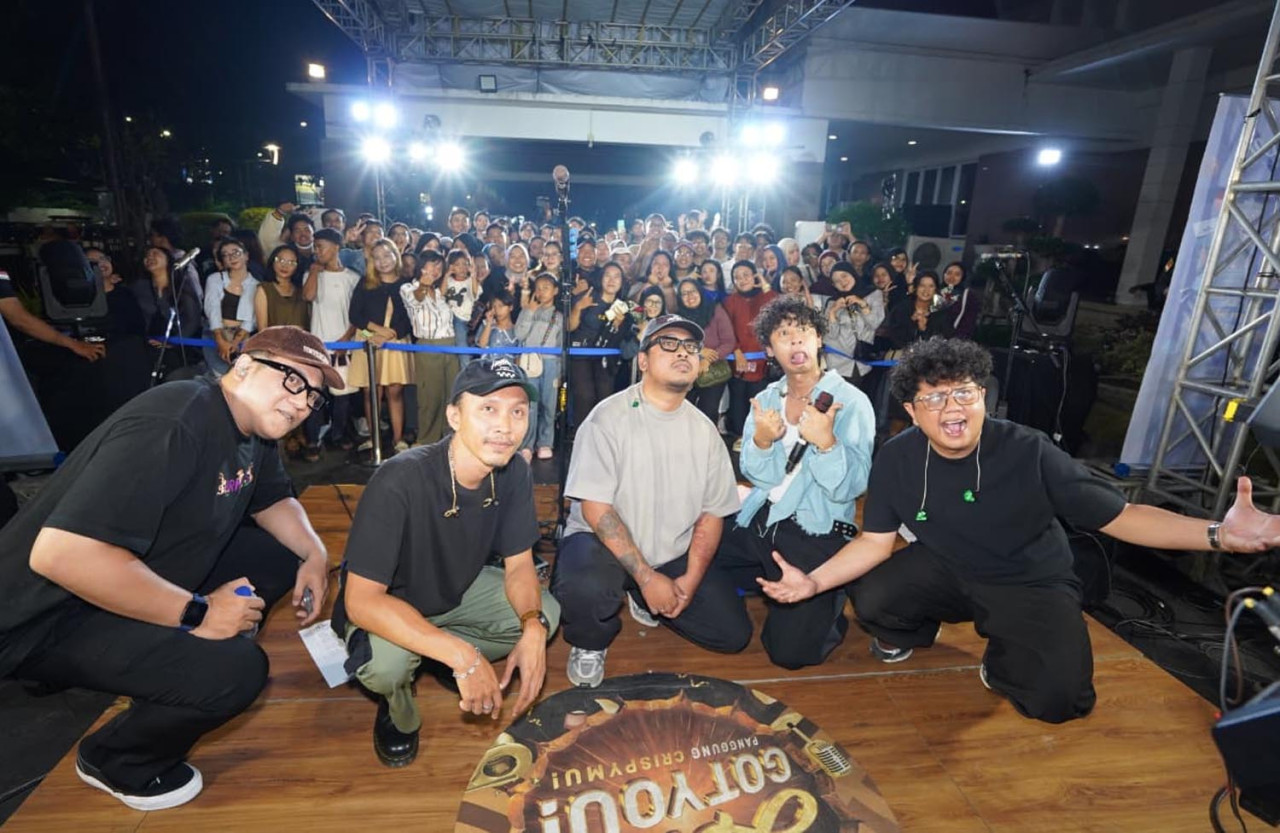 Para artis berpose bersama penggemar di acara Aice Got Yo di halaman Timur Balai Pemuda Surabaya. (Foto/jatimnow.com)