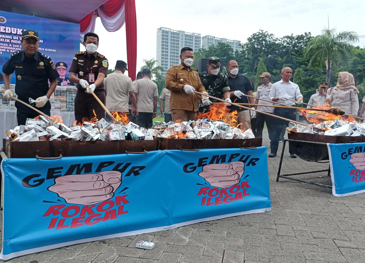 Bupati Fandi Akhmad Yani beserta pejabat Bea Cukai saat memusnahkan rokok tanpa cukai dan MMEA Ilegal di halaman Pemkab Gresik. (Foto: Sahlul Fahmi/jatimnow.com)