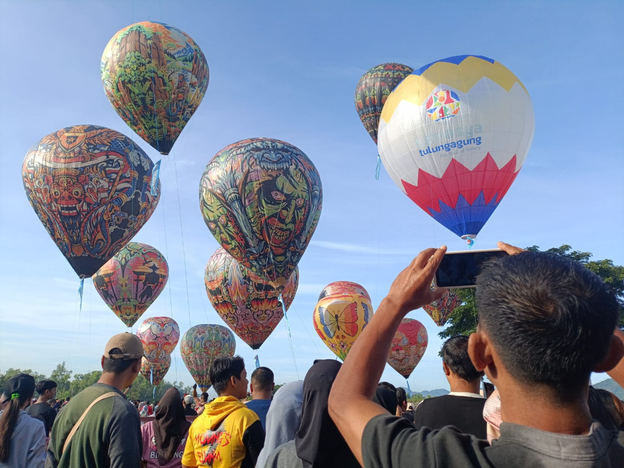 Puluhan Balon Udara Terbang Hiasi Langit Tulungagung