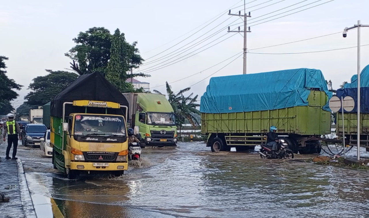 Sungai Meluap, Banjir Rendam Pemukiman hingga Jalan Poros Nasional di Lamongan