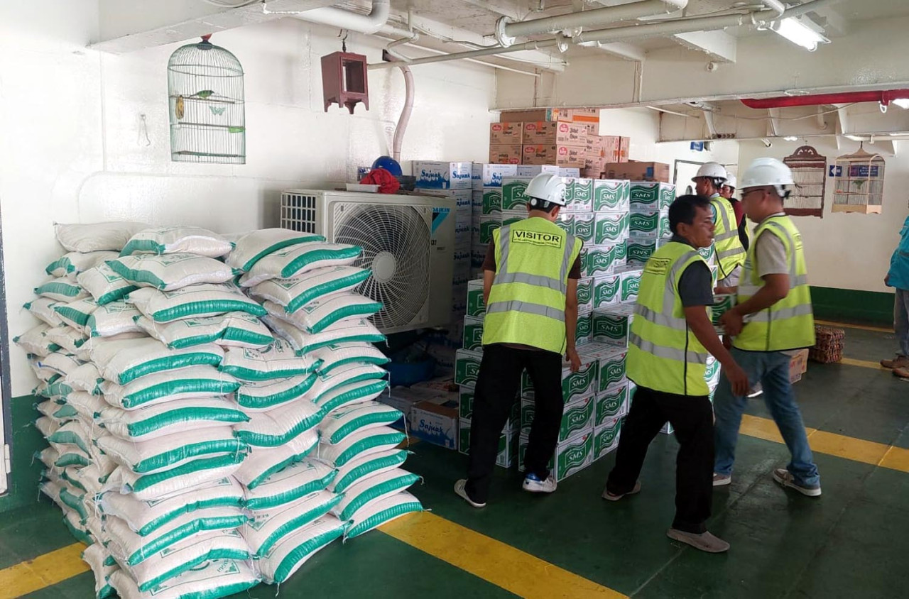 PTP Nonpetikemas salurkan bantuan TJSL untuk korban banjir di Aceh, Sumatera Utara, dan Sumatera Barat. (Foto: PTP Nonpetikemas/jatimnow.com)