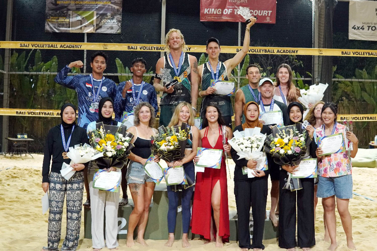 Senyum bahagia Tim Baweany Prima Energy bersama para juara Bali Open 2025. Meski harus puas di posisi Runner-up setelah pertarungan dramatis 3 set melawan Eropa, semangat dan kerja kerasnya patut diacungi jempol. (Foto: Faisyal Akli for JatimNow.com)