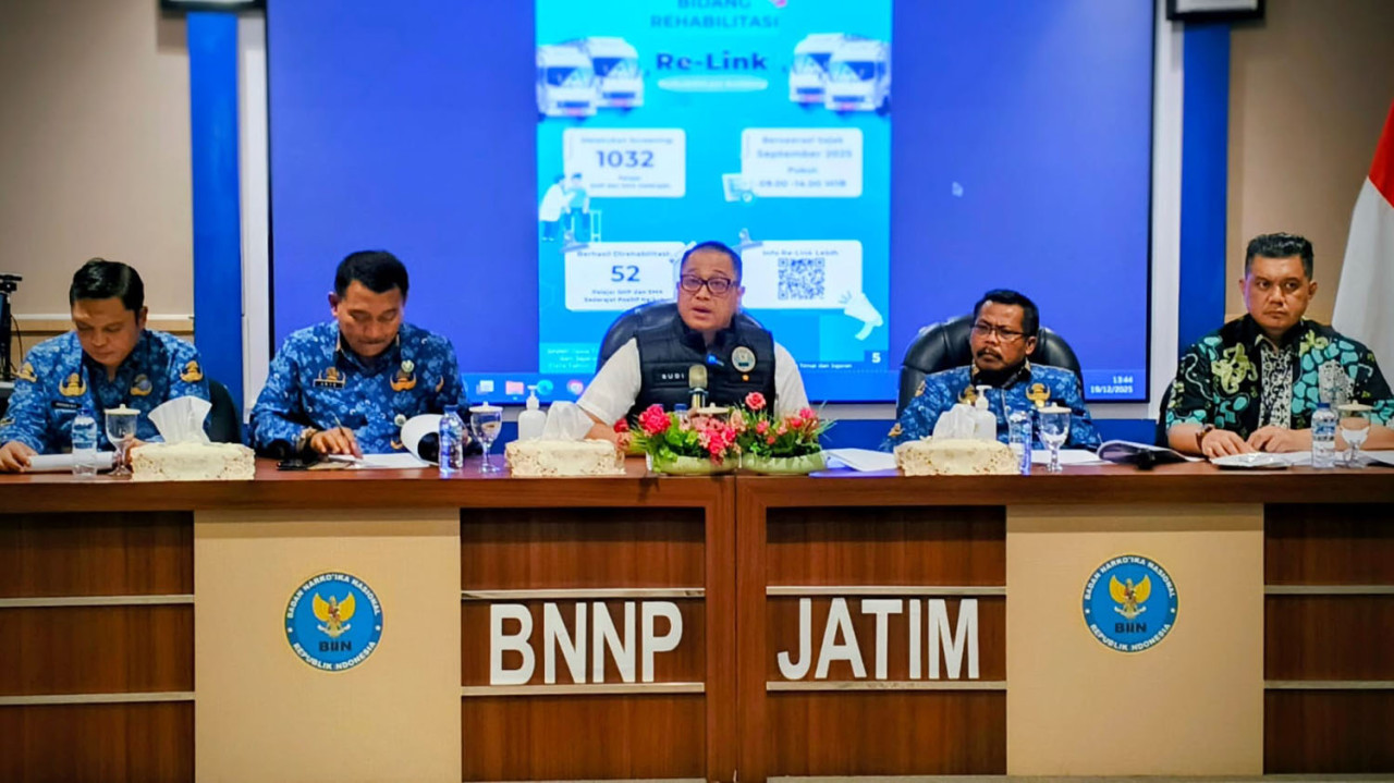 Kepala BNNP Jatim, Brigjen Pol. Budi Mulyanto (tengah) memaparkan hasil kinerja tahun 2025 di kantor BNNP Jawa Timur, Jumat (19/12/2025). (Foto: Ali Masduki/jatimnow.com)