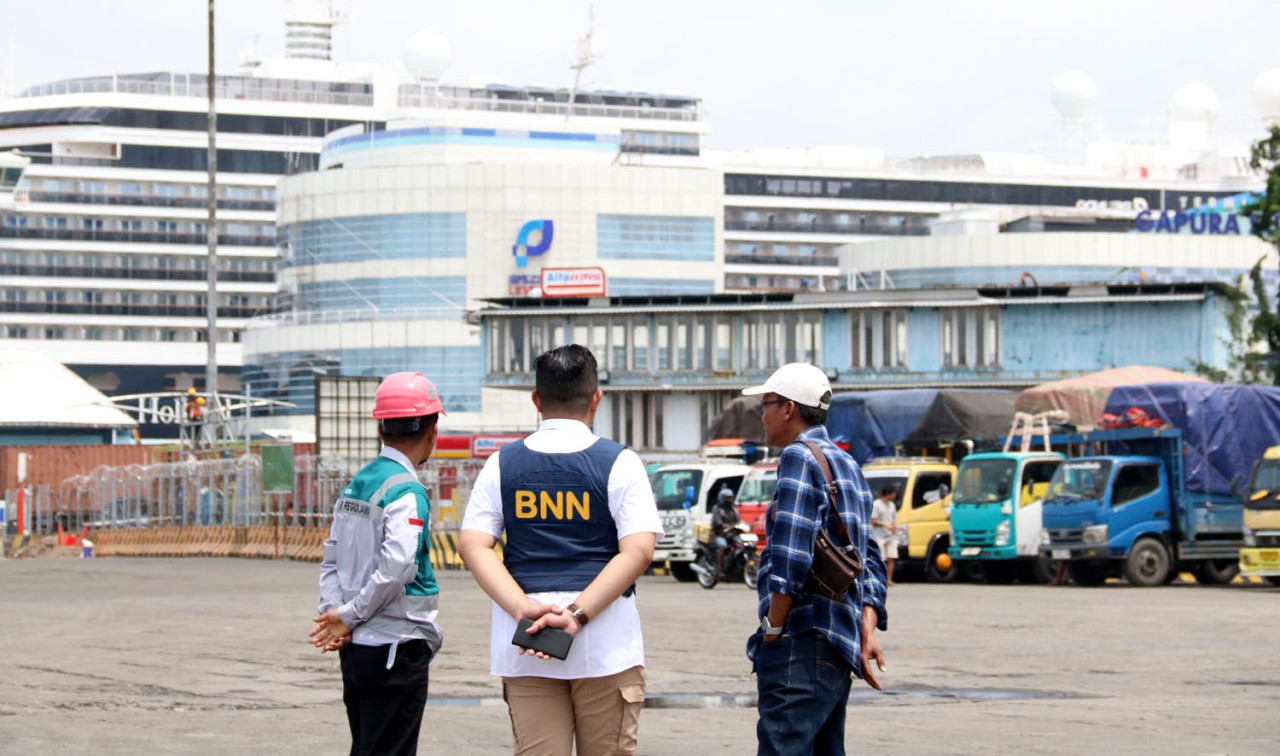 BNNP Jatim bersama tim gabungan razia mendadak yang digelar di Pelabuhan Tanjung Perak, Surabaya. (Foto: BNNP Jatim for JatimNow.com)