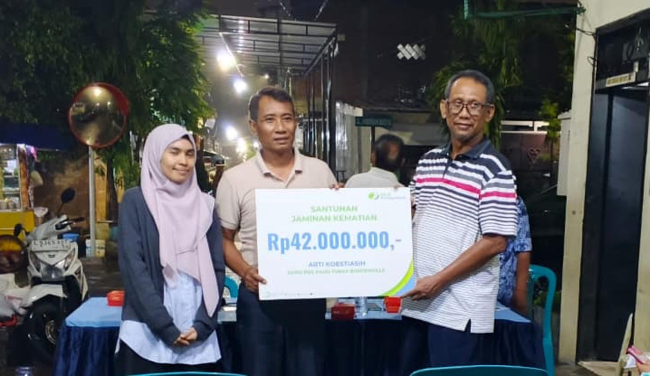 Guru PAUD di Surabaya Wafat, BPJamsostek Serahkan Santunan Rp42 Juta ke Keluarga