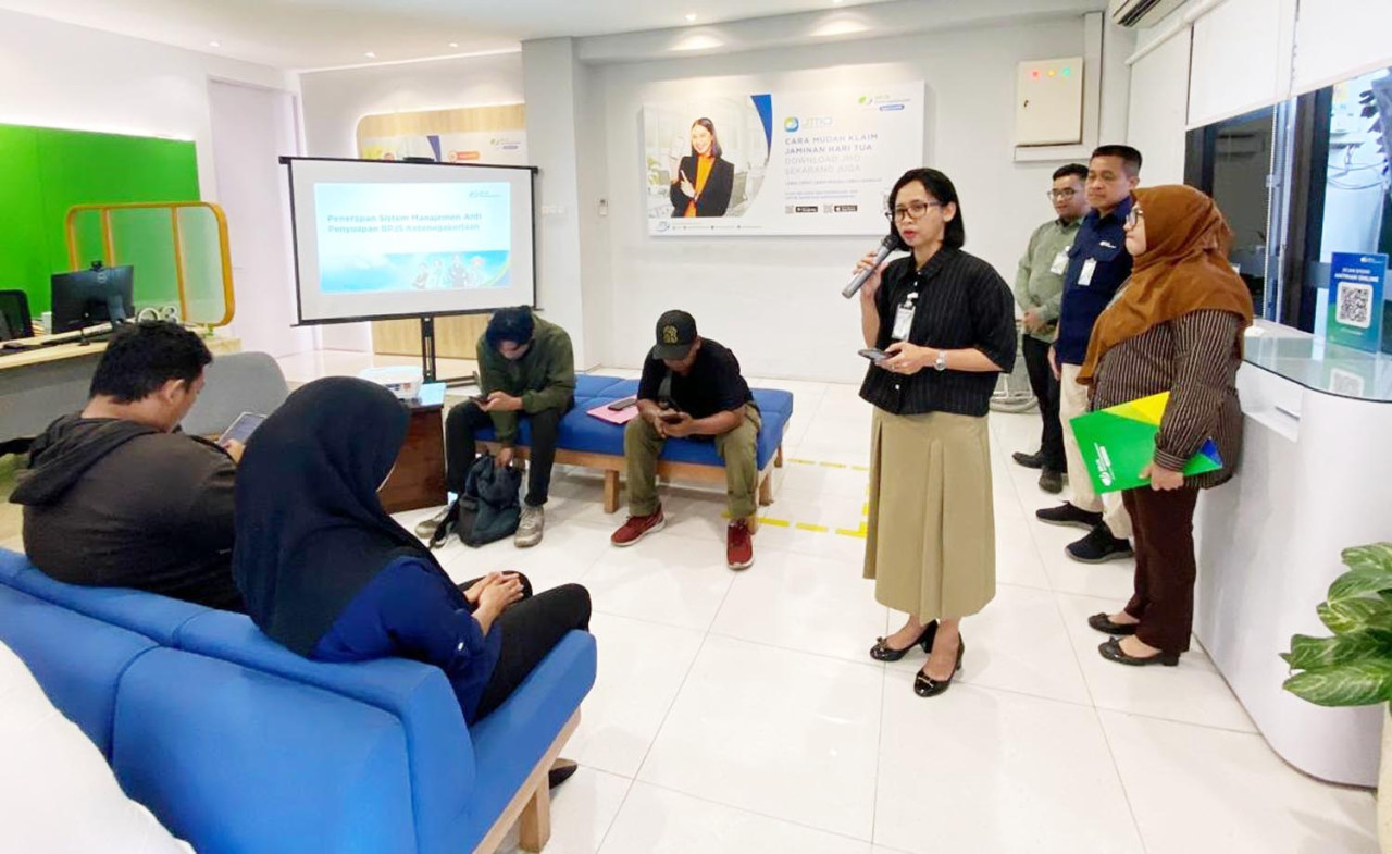 Kepala Kantor Cabang Surabaya Tanjung Perak, Theresia Wahyu Dianti, membuka acara peringatan Hari Antikorupsi Sedunia (Hakordia) 2025. (Foto: Ali Masduki/jatimnow.com)