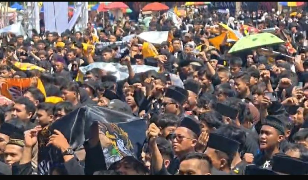 Foto: Pesilat saat mengikuti Bumi Reog Berdzikir 2025. (Ahmad Fauzani/jatimnow.com)