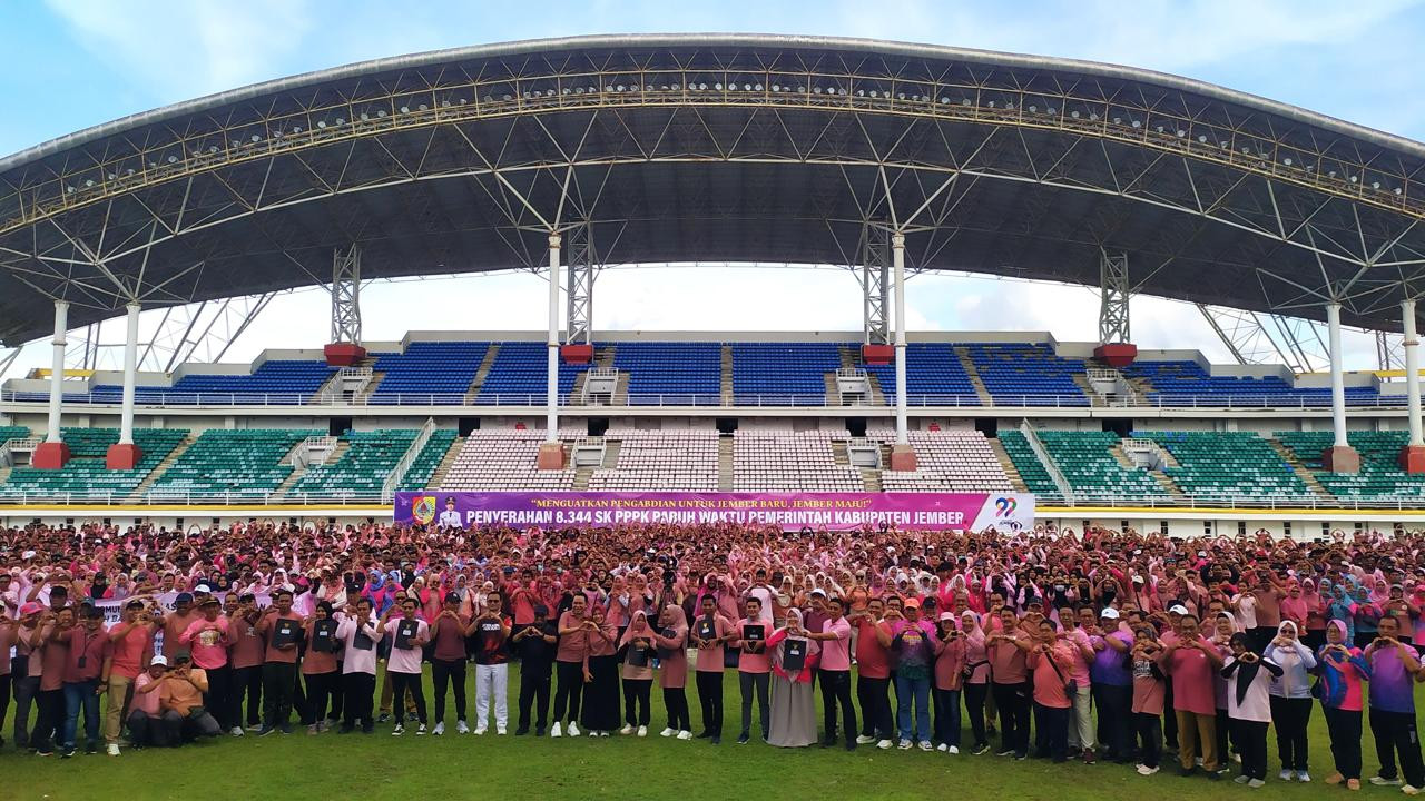 Bupati Jember serahkan SK PPPK Paruh Waktu. (Foto: Sugianto/jatimnow.com)