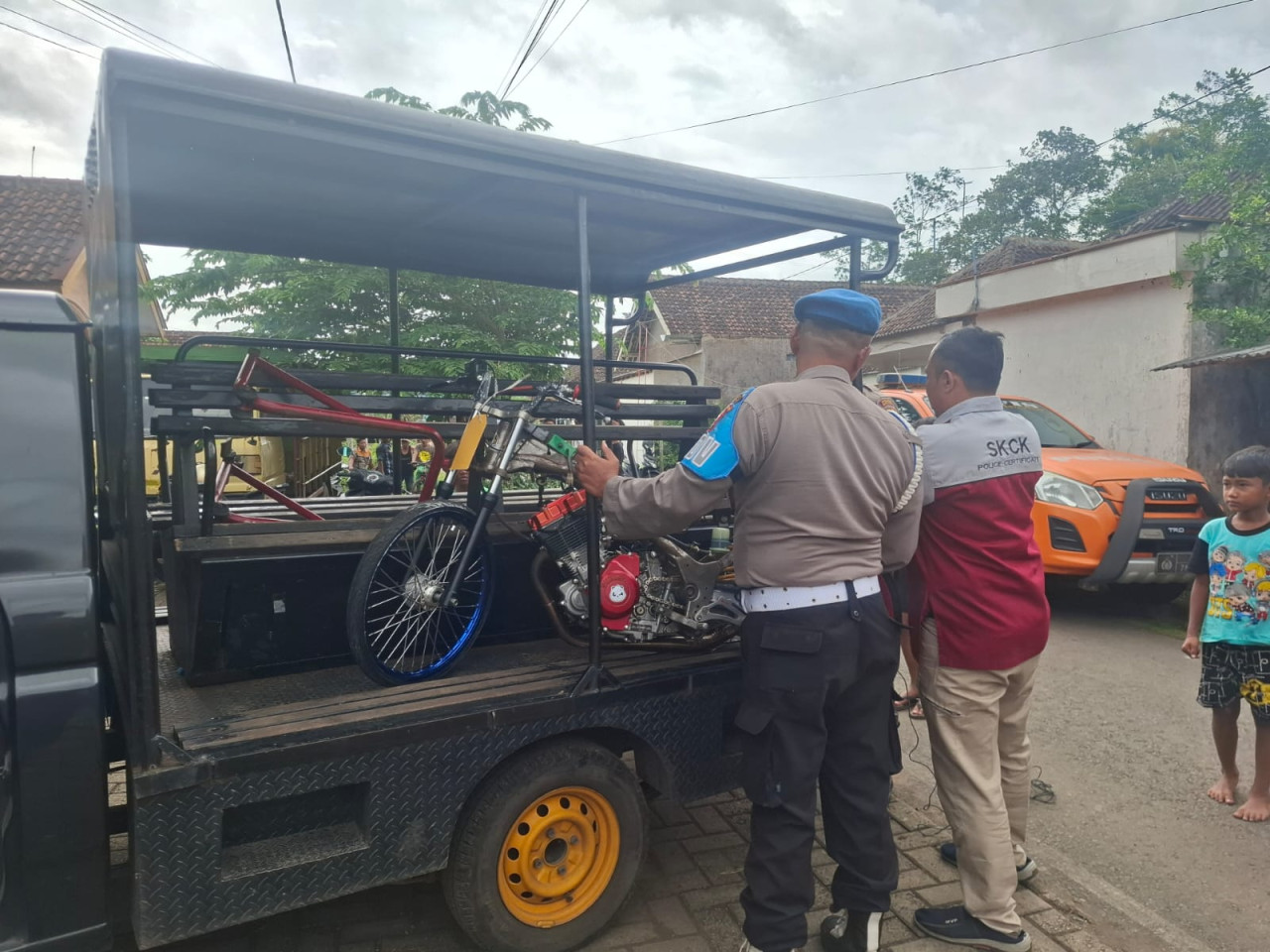 Foto: Polisi mengamankan sepeda motor diduga jadi pemicu carok pemuda di Malang. (Aris /jatimnow.com)