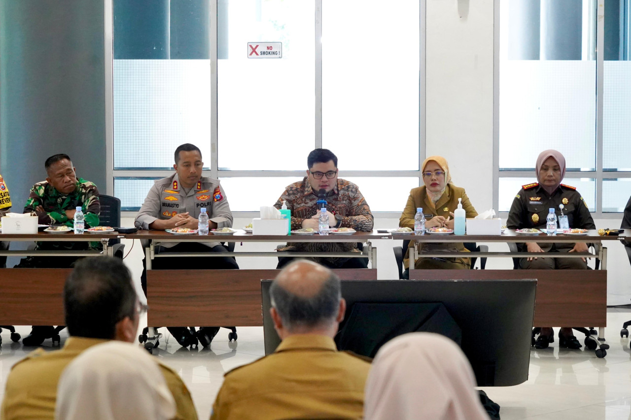 Mas Dhito pada Rakor Cipta Kondisi Jelang Natal dan Tahun Baru 2026 bersama jajaran OPD dan Forkopimda di Convention Hall. (Foto: Pemkab Kediri/jatimnow.com)