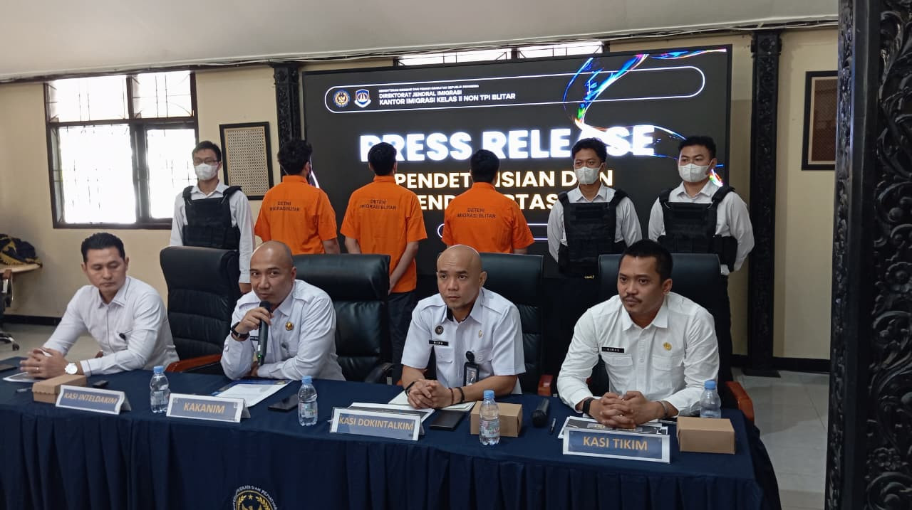 Foto: WNA asal Pakistan yang dideportasi oleh Imigrasi Blitar. (Kantor Imigrasi Blitar/jatimnow.com)