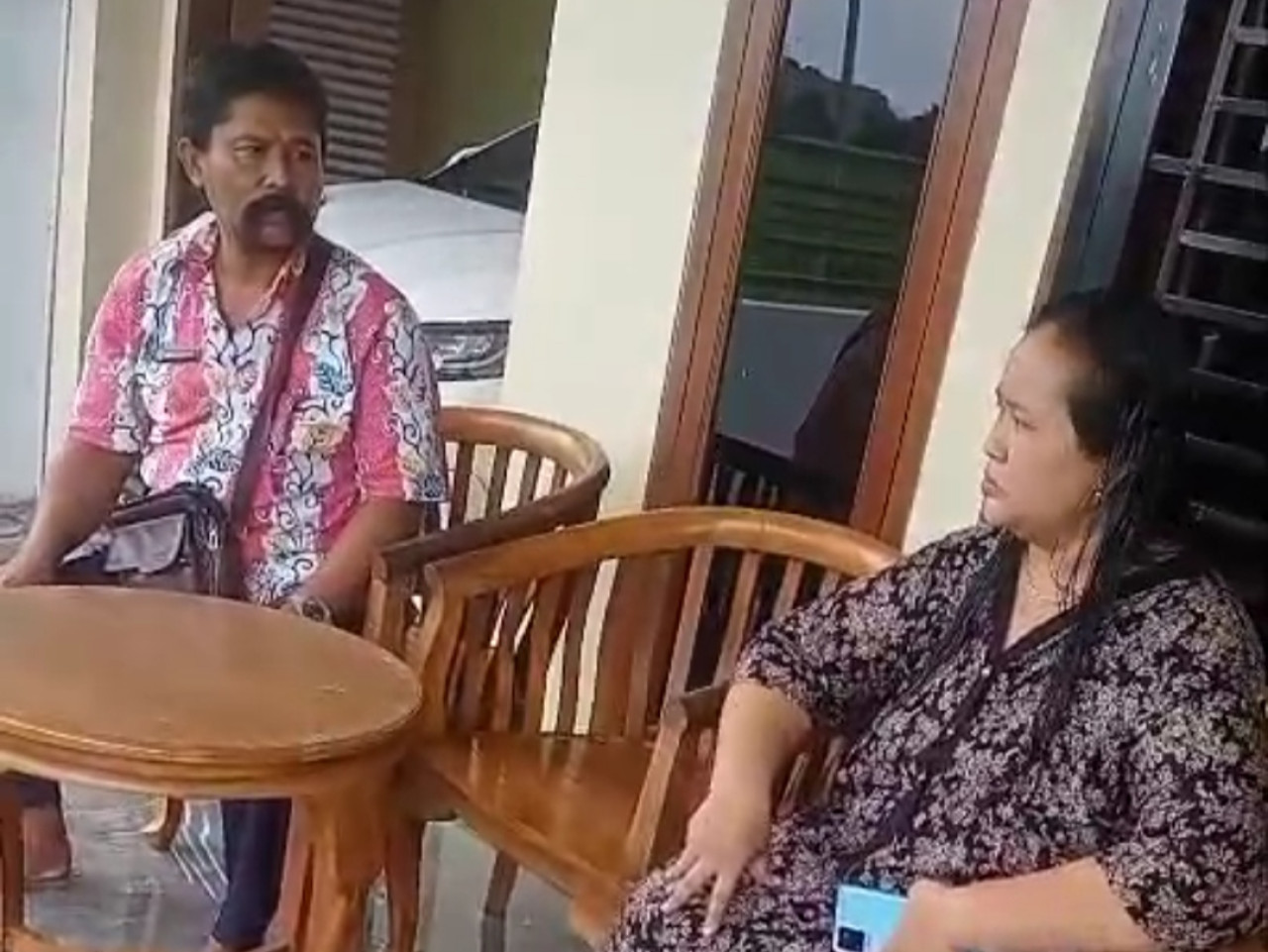 Foto: Screenshoot videp oknum perangkat Desa Pancakarya Jember saat mendatangi rumah Yani (tangkapan layar/jatimnow.com)
