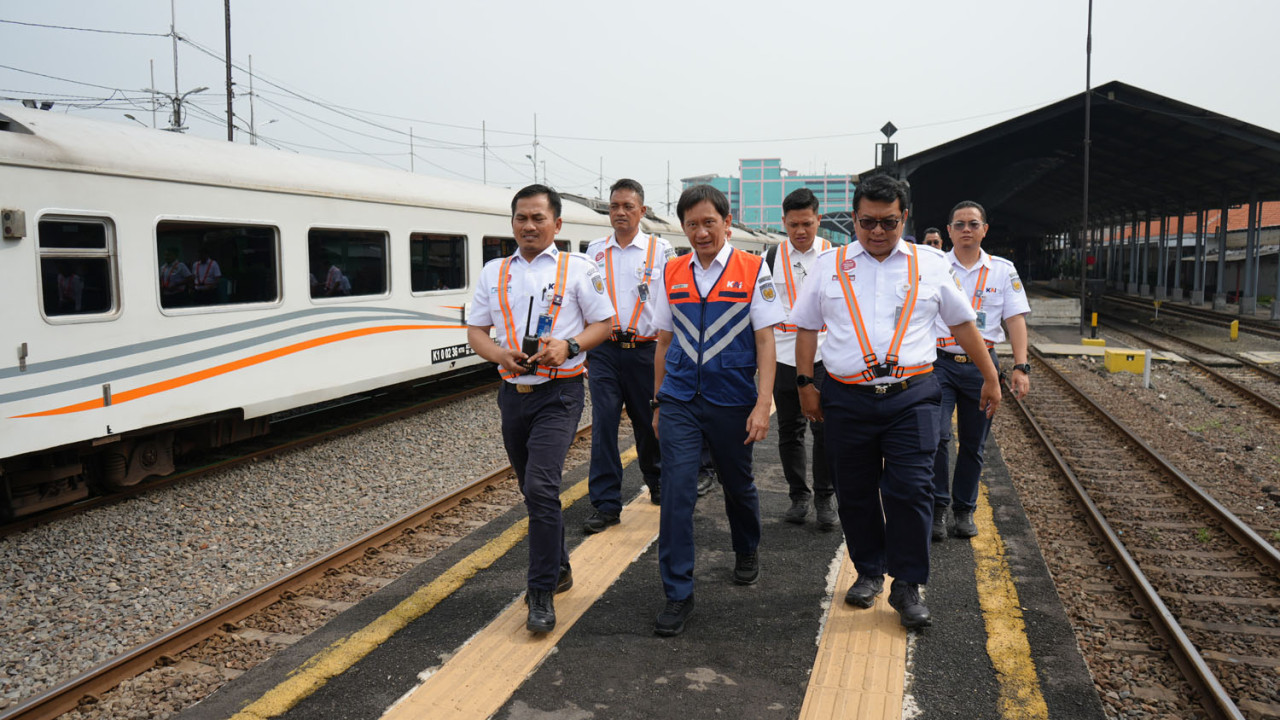 Dirut KAI tinjau langsung layanan Nataru di Daop 8 Surabaya. (Foto: Humas KAI/jatimnow.com)