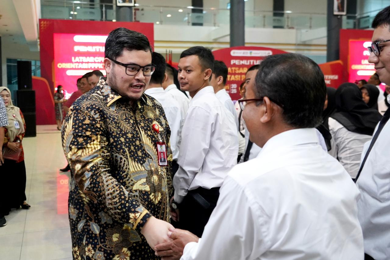 Foto: Bupati Kediri Hanindhito Himawan Pramana saat menutup kegiatan Latsar CPNS dan orientasi PPPK. (Prokopim/jatimnow.com)