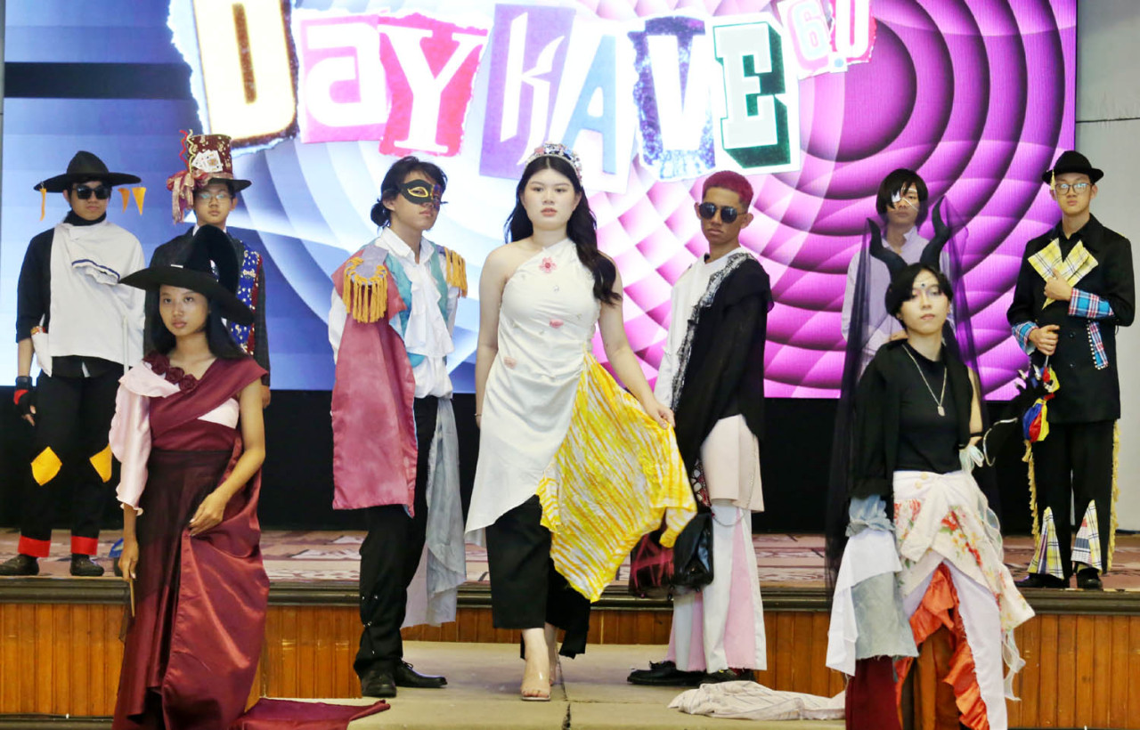 Mahasiswa DKV ISTTS menampilkan busana hasil proyek upcycle fashion dalam gelaran DAYKAVE 6.0 di Auditorium ISTTS Surabaya, Selasa (02/12/2025). (Foto: Ali Masduki/jatimnow.com)