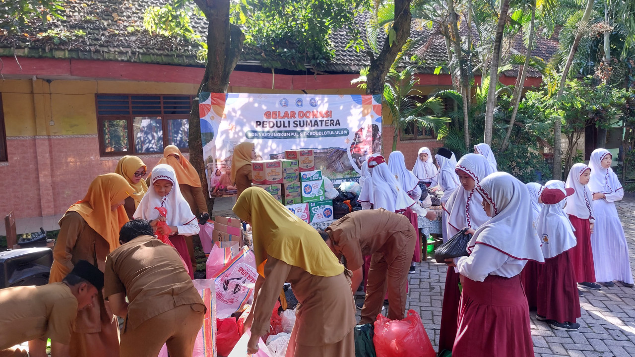 Foto: Semangat berbagi pelajar dan guru SDN 1 Kedungkumpul, Sarirejo, Lamongan. (Adyad Ammy Iffansah/jatimnow.com)