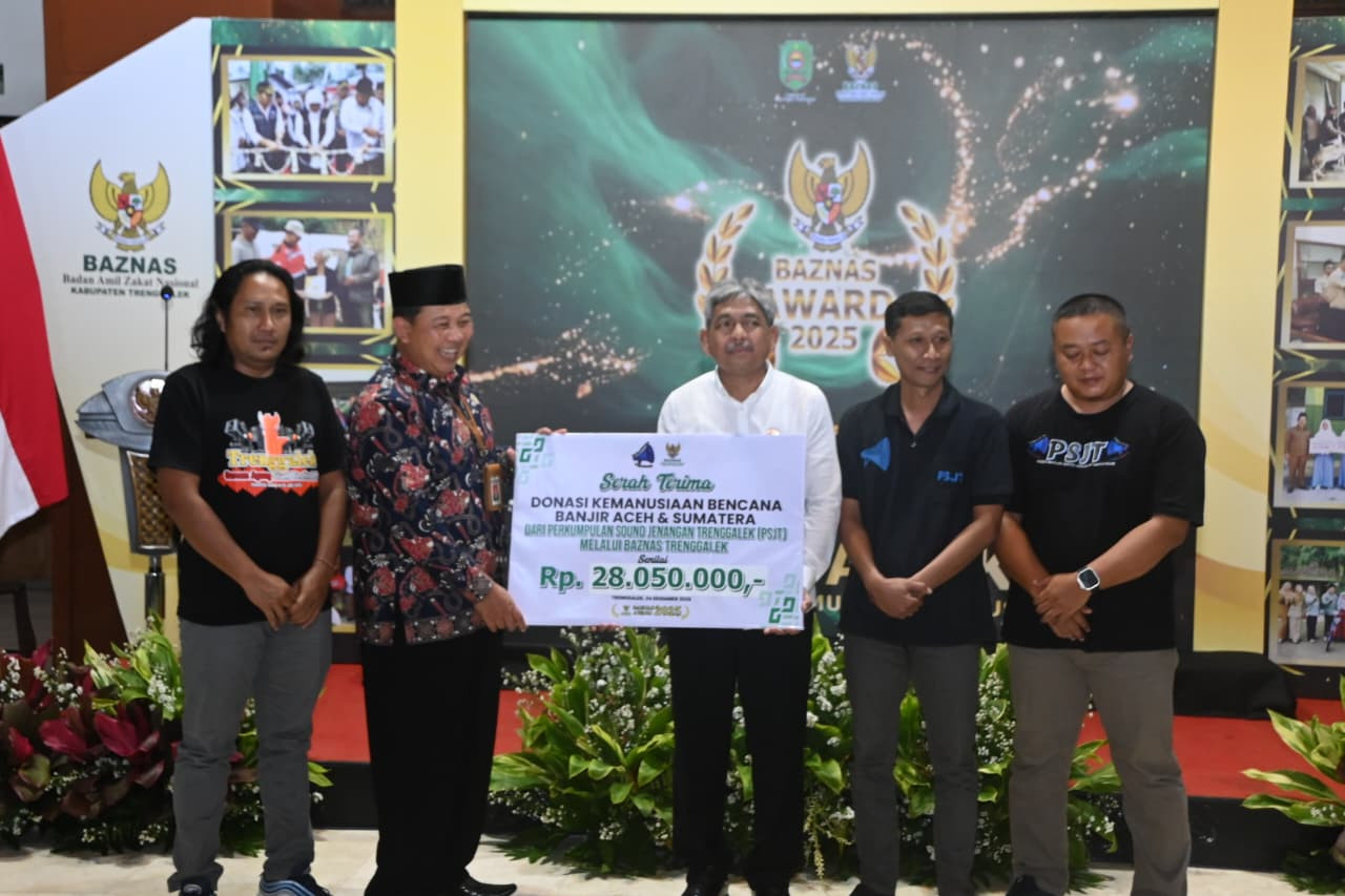 Foto: Penyerahan donasi kepada Sekda Trenggalek untuk disalurkan melalui Baznas. (Prokopim/jatimnow.com)