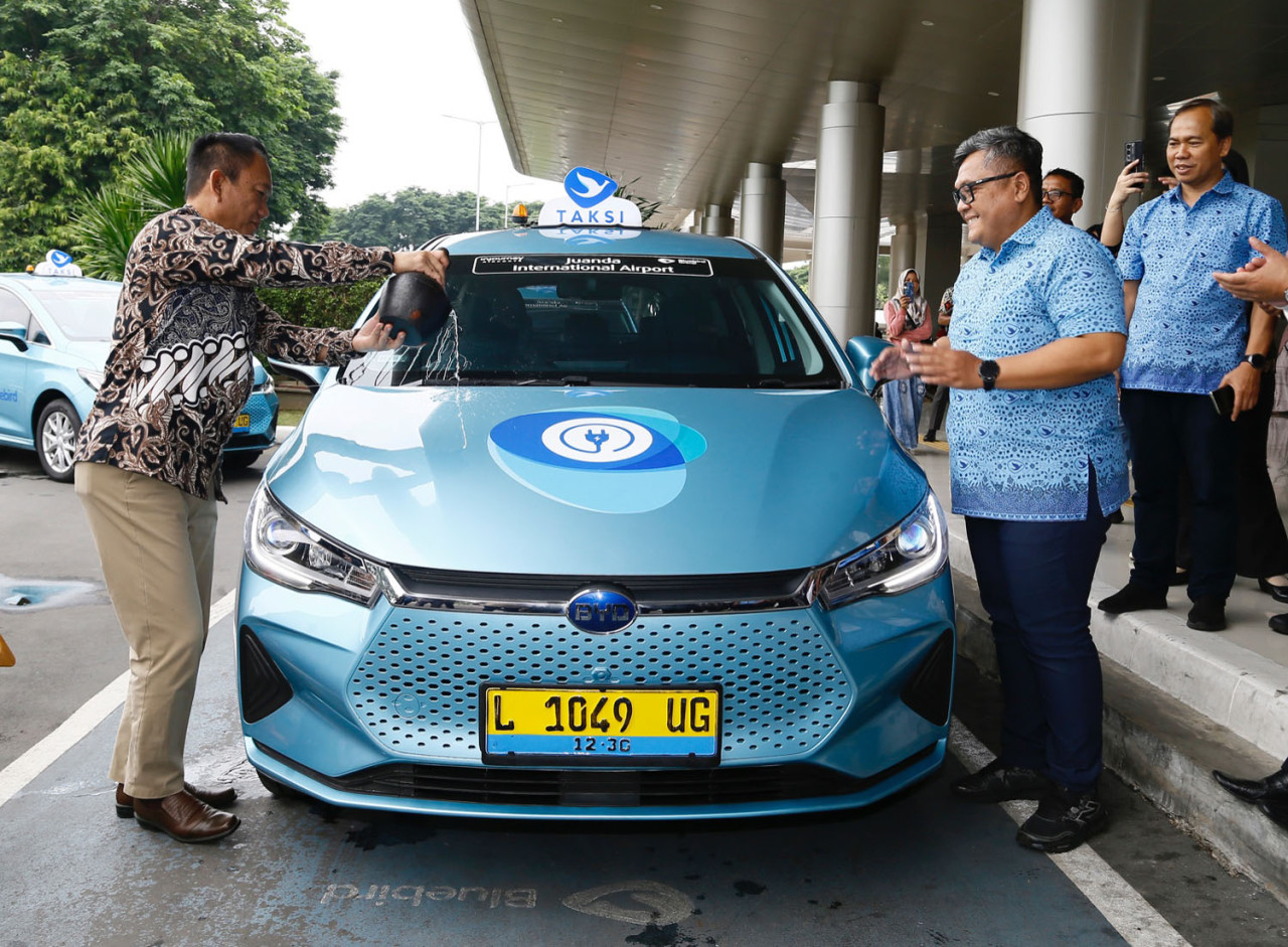GM Bandara Internasional Juanda, Muhammad Tohir, dan GM Bluebird Group Surabaya, Rito Sudarmawan, meresmikan layanan e-Bluebird di Bandara Internasional Juanda. (Foto: Ali Masduki/jatimnow.com)