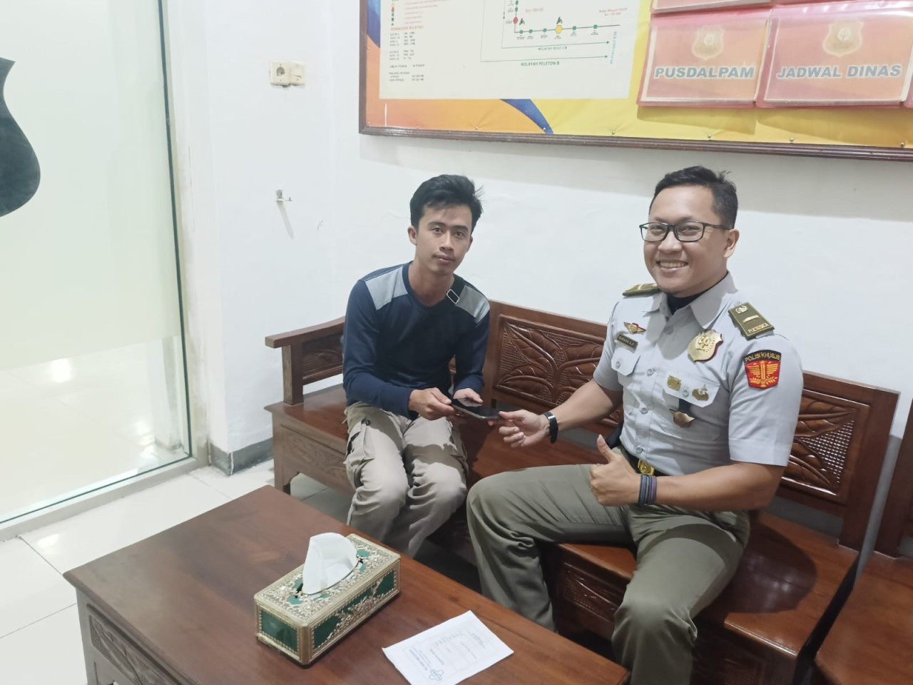 Pengembalian barang tertinggal oleh Daop 7 Madiun. (Foto: KAI Daop 7 Madiun/jatimnow.com)