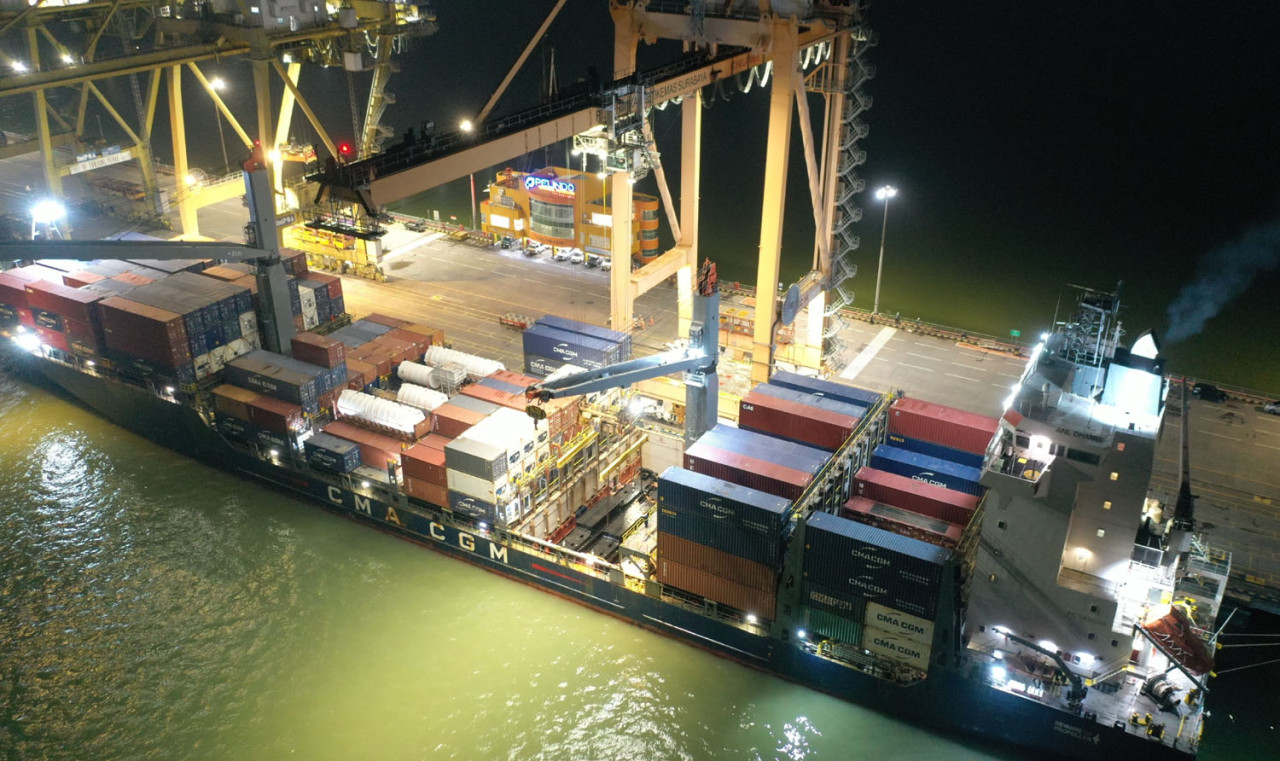 PT INKA Ekspor 3 Platform Lokomotif ke Australia Lewat Surabaya