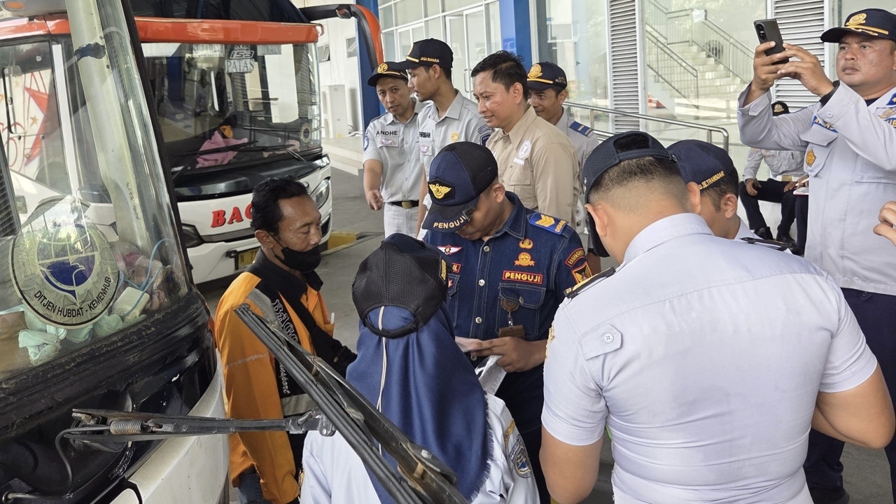 Tim gabungan ramp check di Terminal Tamanan Kota Kediri. (Foto: Dishub Kota Kediri/jatimnow.com)