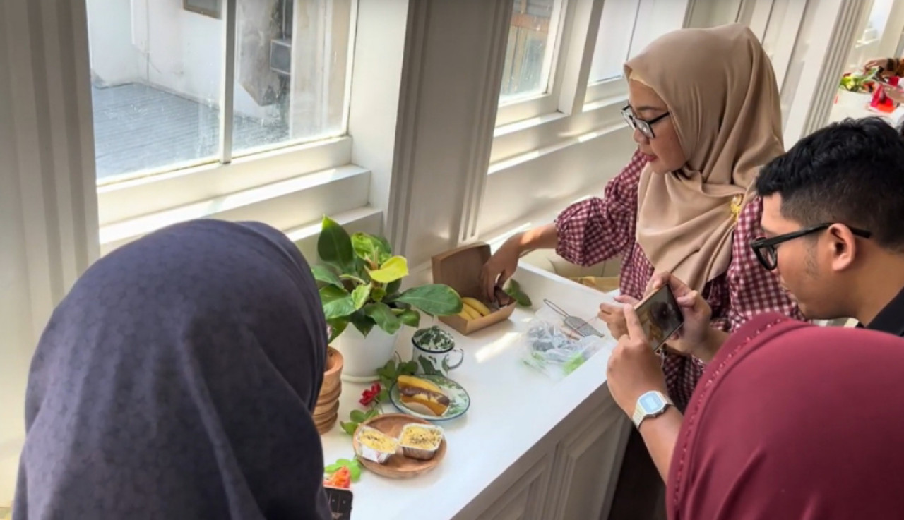 Peserta dibekali keterampilan fotografi produk menggunakan kamera ponsel pribadi. (Foto: FEB Unair/jatimnow.com)