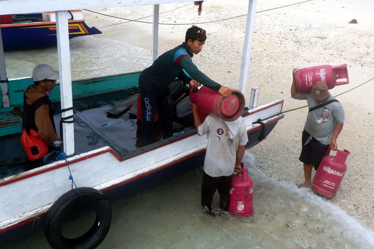 Distribusi gas LPG di Gili Trawangan dilakukan secara manual melalui jalur laut, Jumat, ‎26 ‎Desember ‎2025. (Foto: Ali Masduki/jatimnow.com)