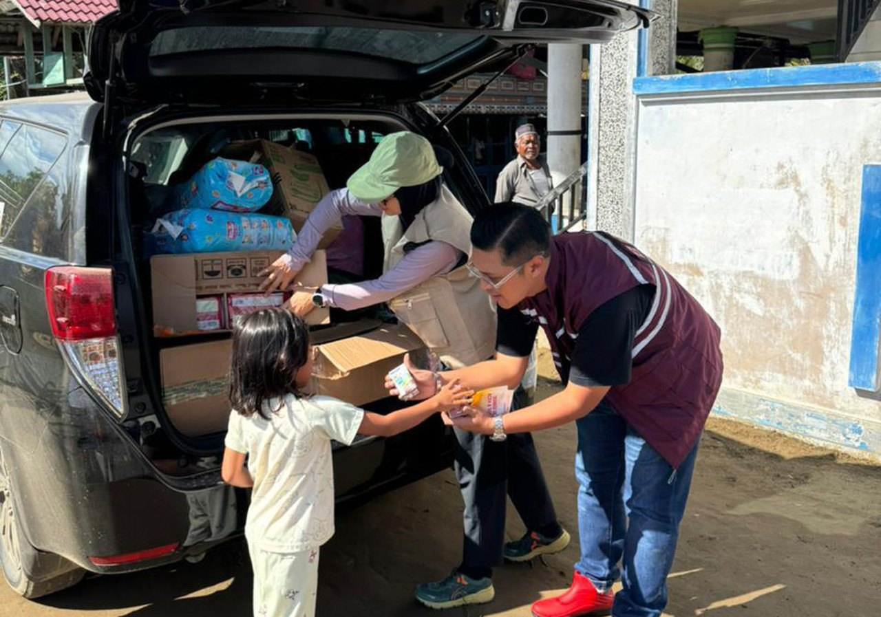 Pengusaha nasional Hendy Setiono bersama pakar medis dr. Irmadita Citrashanty terjun langsung membawa solusi yang paling dicari warga saat ini, air bersih dan layanan kesehatan gratis. (Foto/jatimnow.com)
