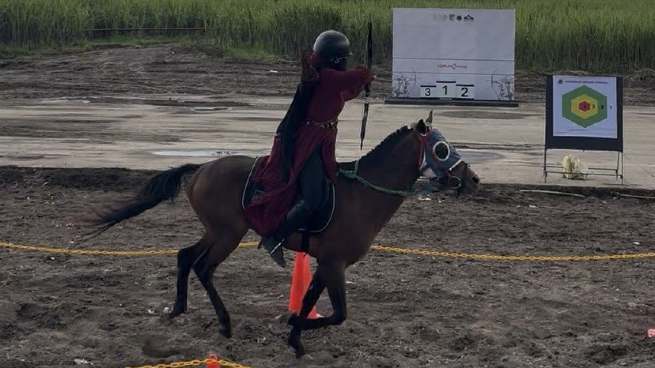 Salah satu atlet yang tampil dalam Horseback Archery 2025. (Foto: Yanuar Dedy/jatimnow.com)