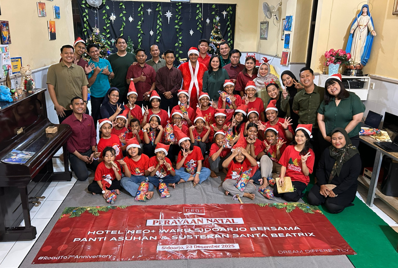 Hotel Neo Waru Sidoarjo merayakan Natal 2025 melalui kegiatan CSR bersama anak-anak Panti Asuhan St. Beatrix. (Foto/jatimnow.com)