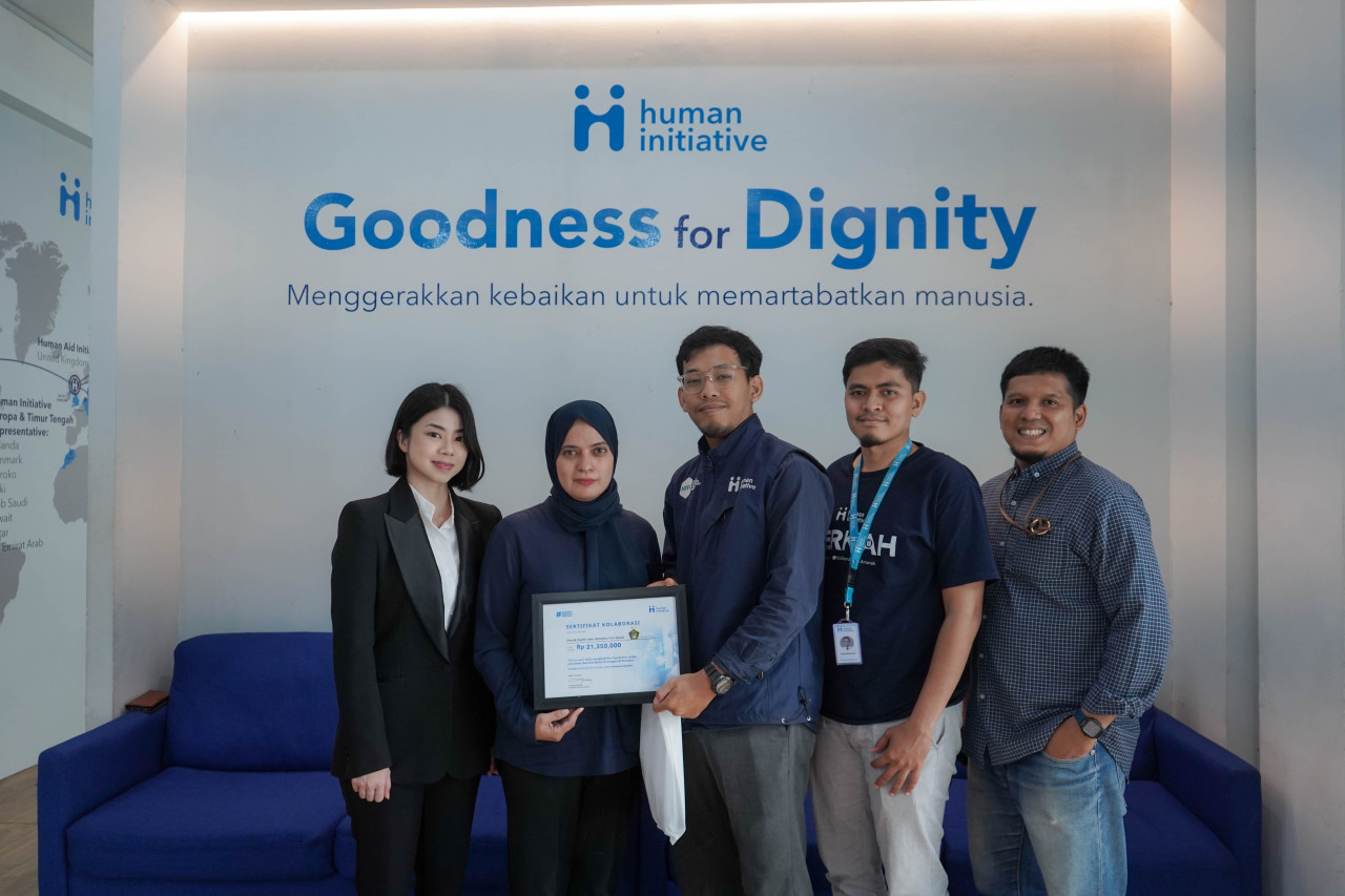 Foto: Perwakilan Persik Kediri saat menyerahkan donasi ke Human Initiative. (Persik Kediri/jatimnow.com)