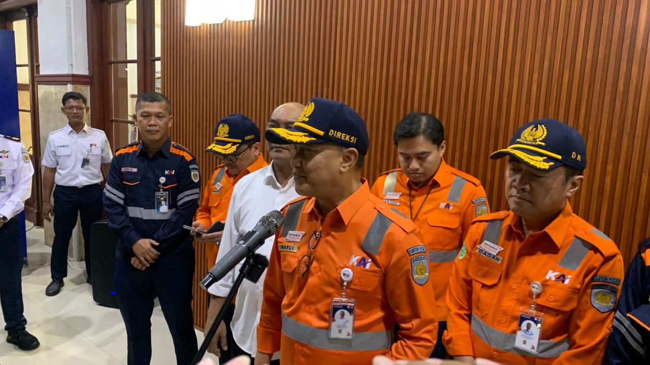 Direktur Bisnis dan Pengembangan Usaha KAI, Rafli Yandra saat di Stasiun Jember. (Foto: Aji/jatimnow.com)